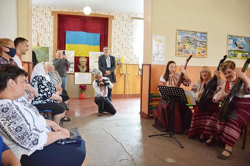 Відкриття дошки Василю Березовому: бандуристки