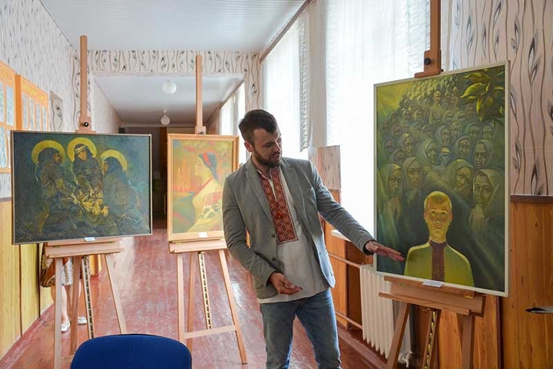 Влас березовий біля картин Василя БЕрезового