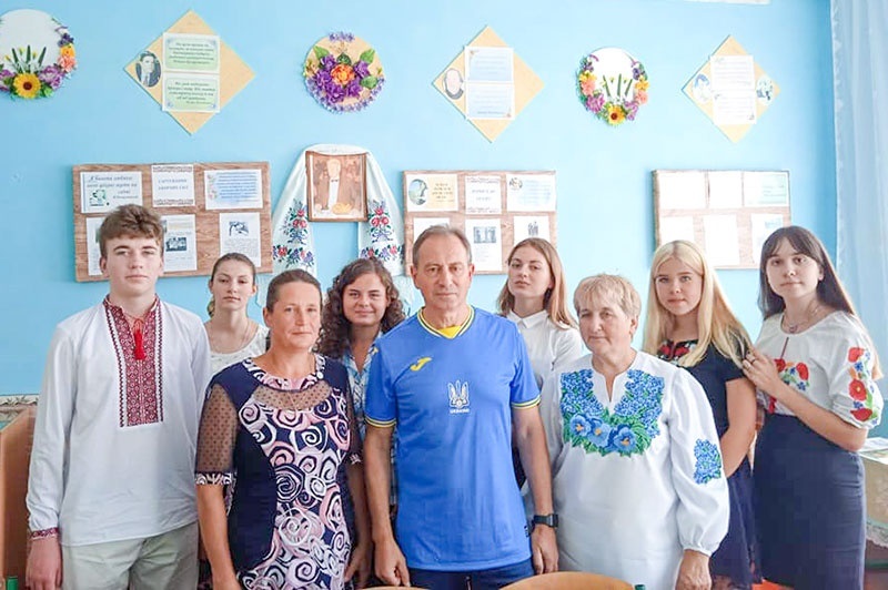 Микола Тменко із учнями Черняхівської школи
