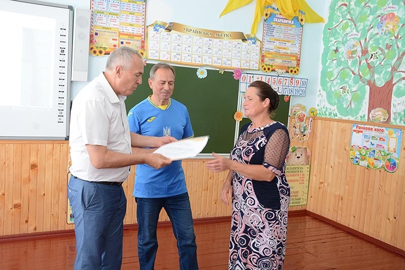 Олександр Панюта вручає сертифікат для школи села Черняхів