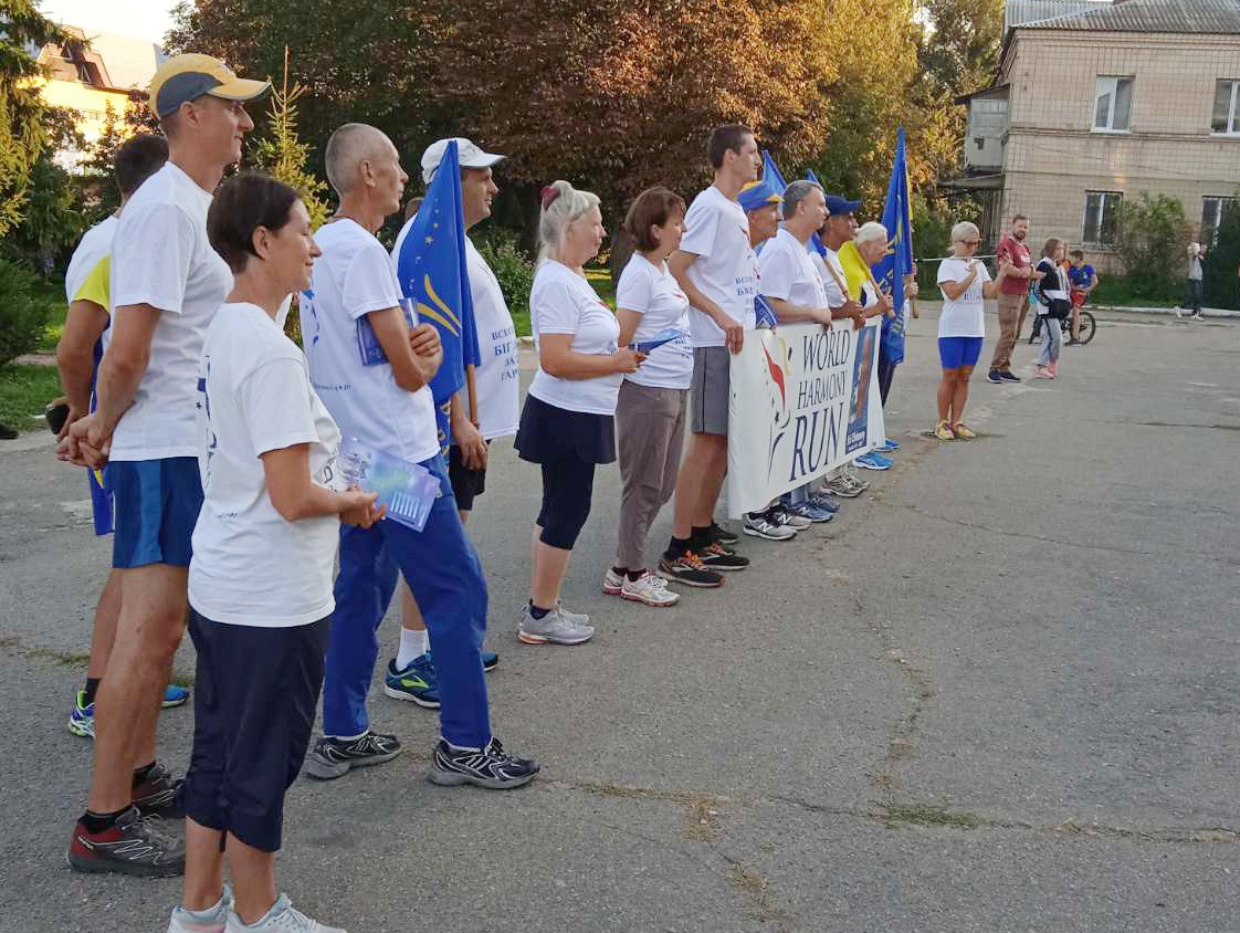 Учасники факельної естафети