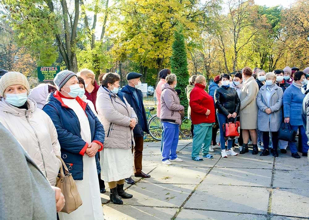 Учасники мітингу в Кагарлику біля лікарні