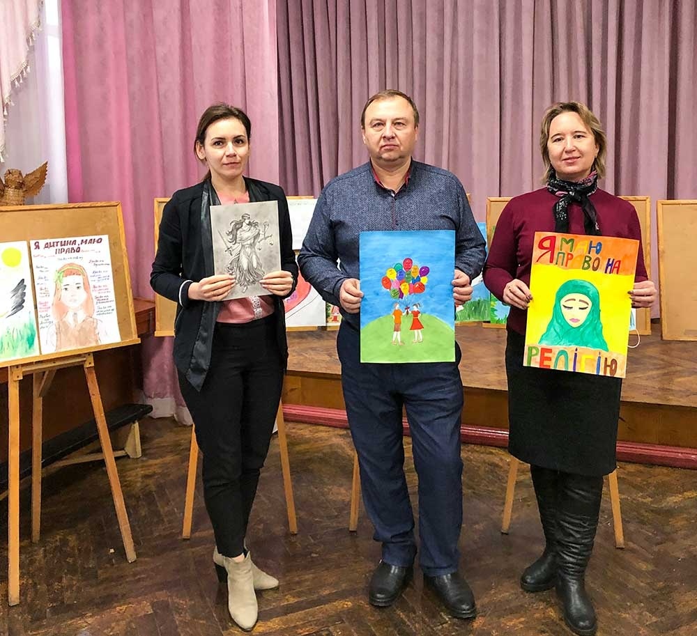 Члени журі із роботами учасників конкурсу в Кагарлику