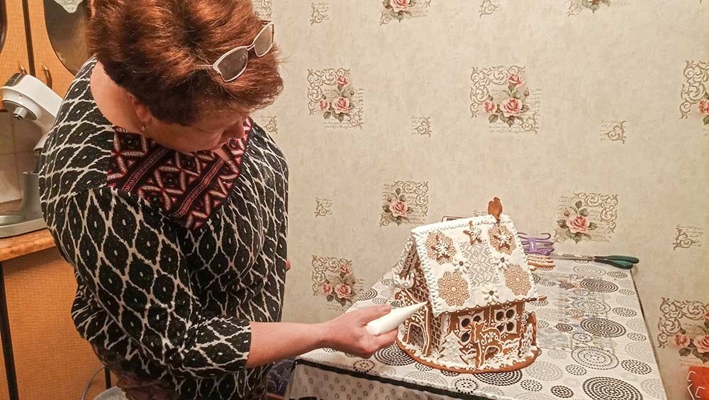 Врикрашання хатинки з імбирного печива кагарличанкою