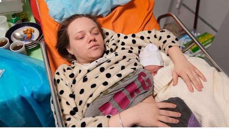 Наступного дня після бомбардування Маріанна народила доньку Вероніку
