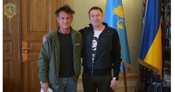 Актор і продюсер Шон Пен приїхав до Львова і пообіцяв допомагати українським біженцям