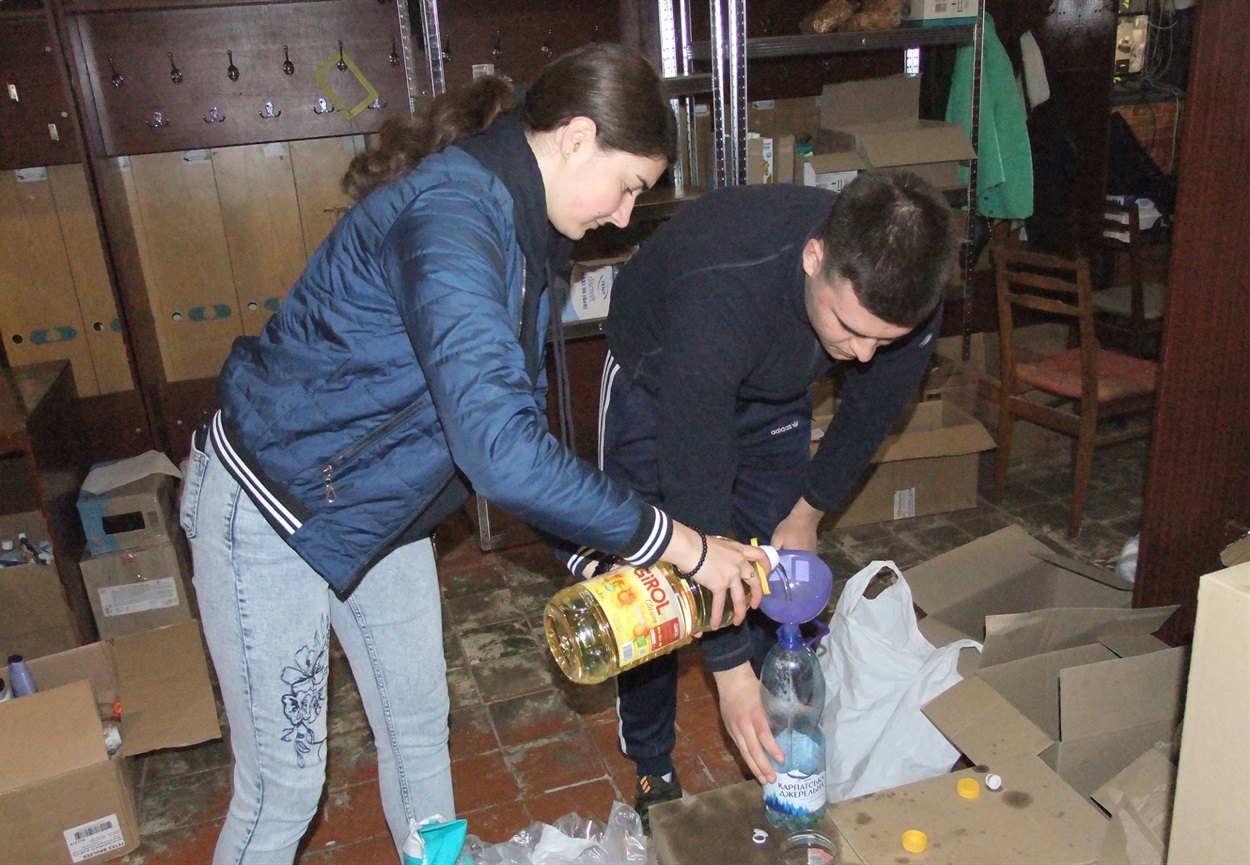 Волонтери "СПІВДІЯХАБ" готують продуктові кошики для переселенців