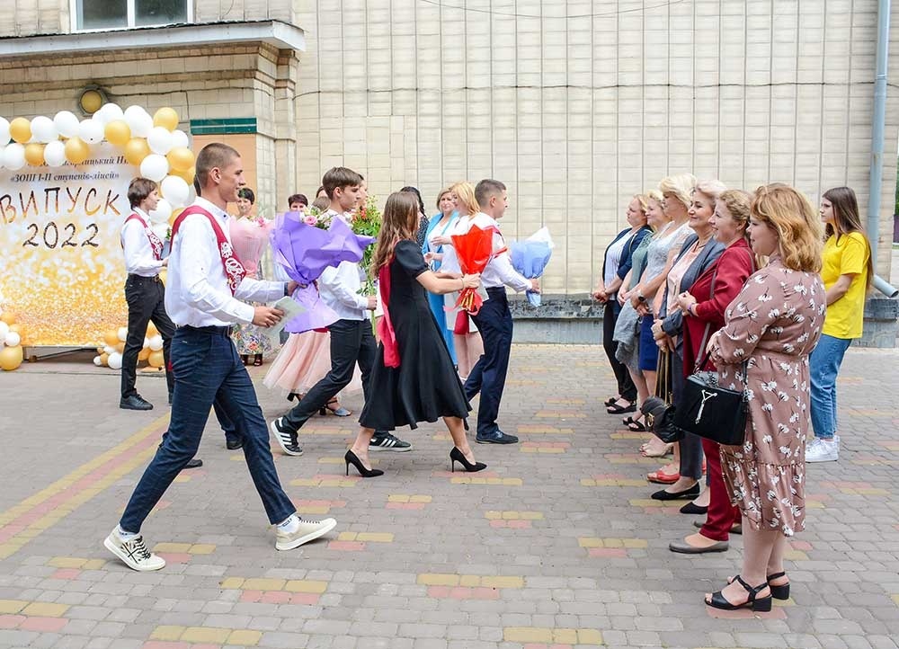 Випускники Кагарлицького ліцею дарують квіти вчителям