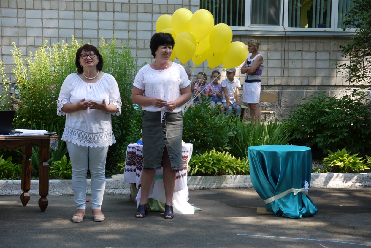 Валентина Циганок та Надія Омельченко вітають юних випускників