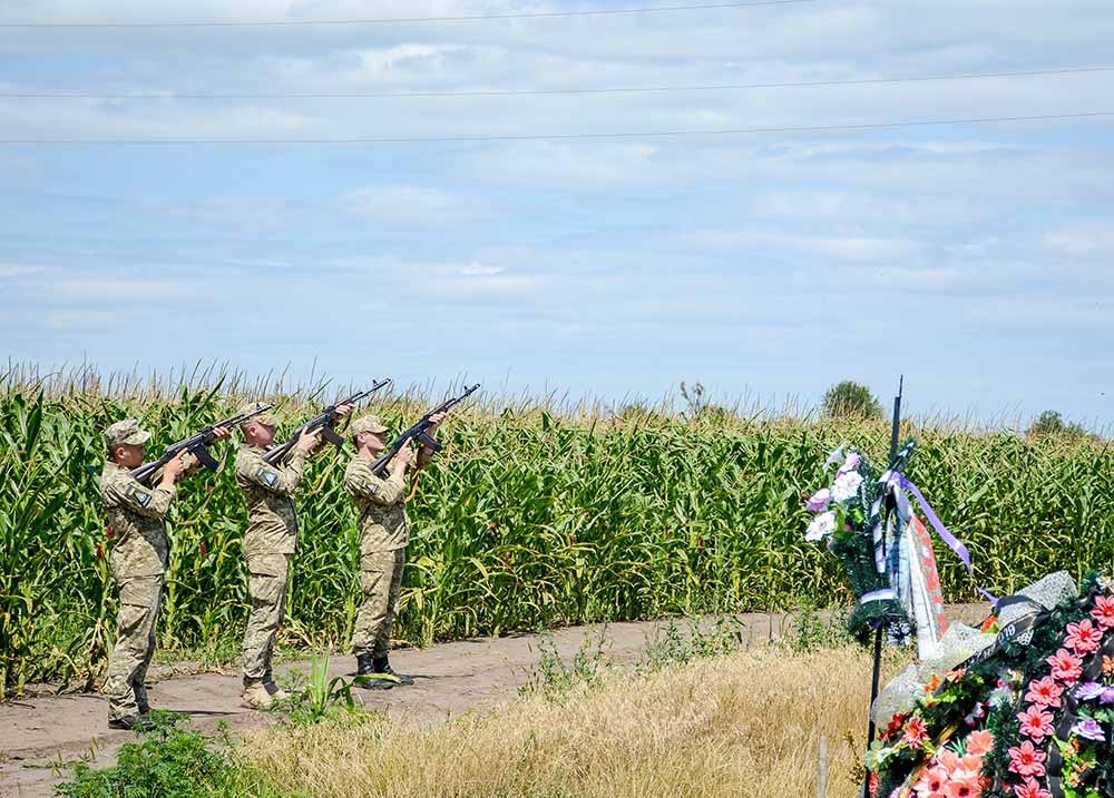 Салют над могилою Шумського в Кагарлику
