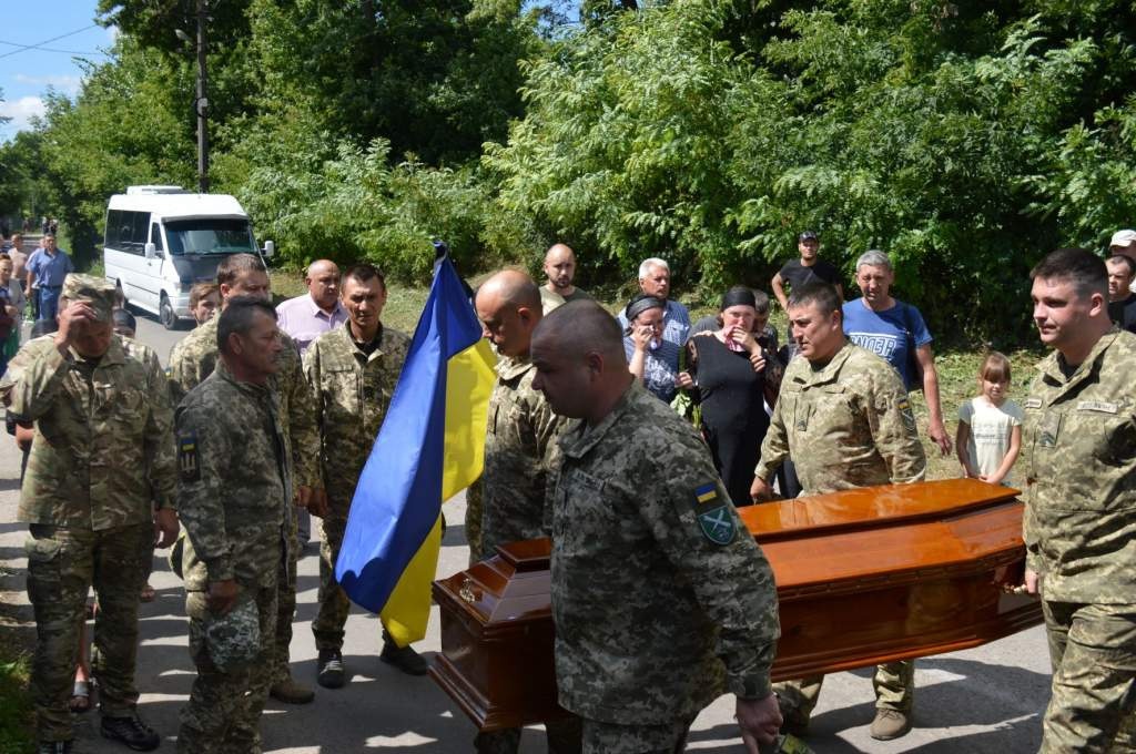 У Черняхові провели в останню путь Сергія Бондаренка