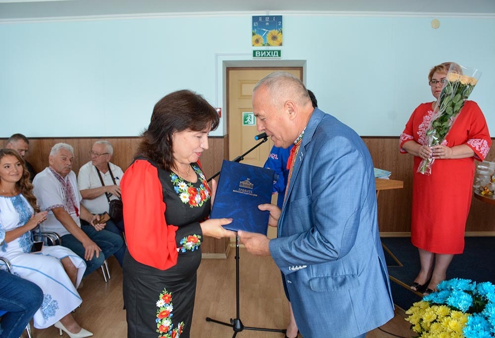 Людмила Анкуца з Кагарлика отримує грамоту ВРУ
