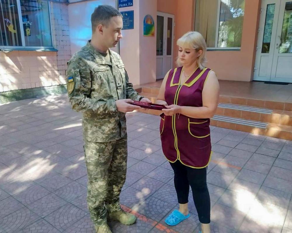 Вручення нагороди Ростислава Ткаченка
