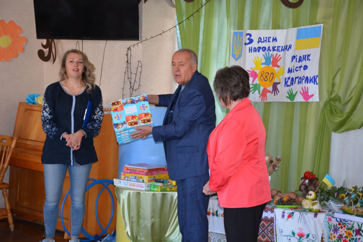 Олександр Панюта з подарунками для вихованців дитсадка "Ромашка"