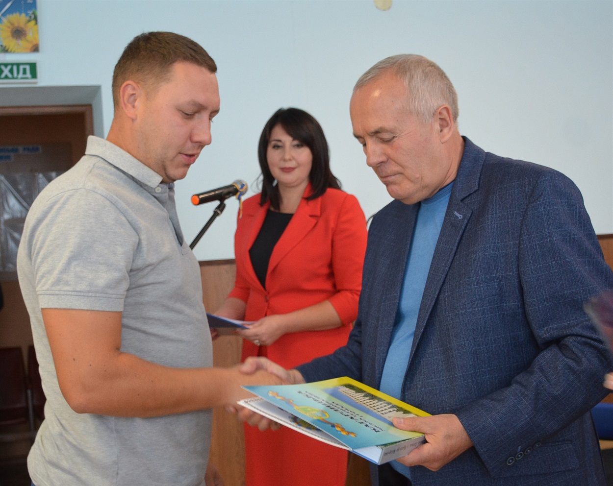 Олександр Панюта вручає Подяку Кагарлицької міської територіальної громади депутату Кагарлицької міської ради Денису Д'ячкову