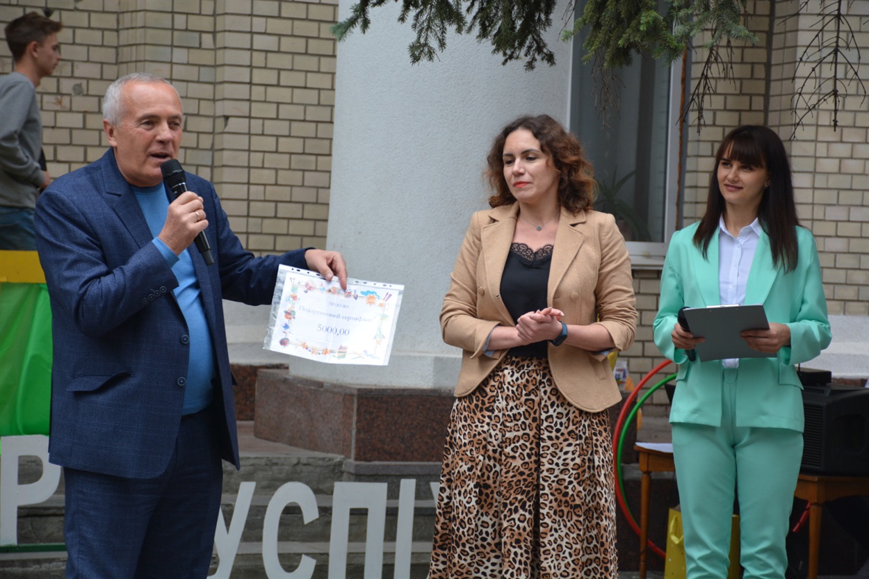 Міський голова Олександр Панюта вручив директору закладу Тетяні Васильчук сертифікат