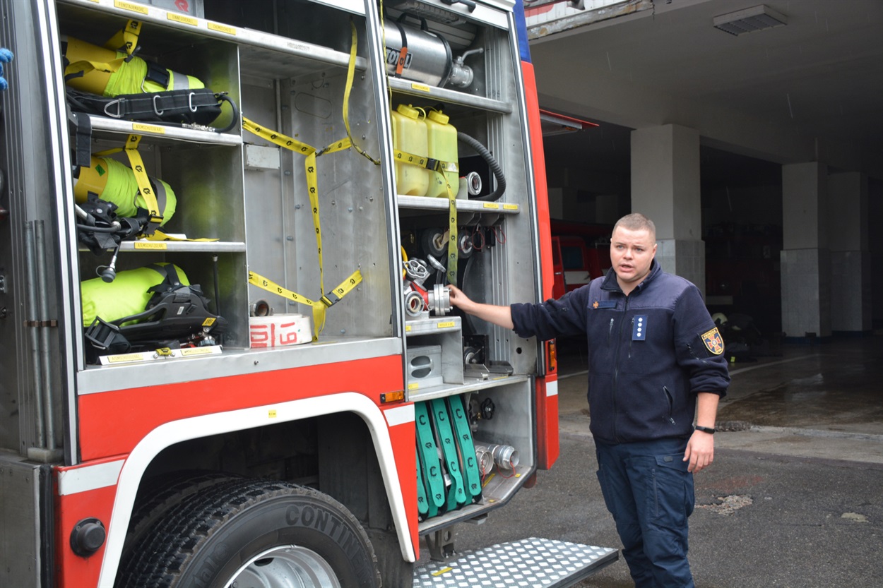 Олександр Раснюк демонструє комплектацію австрійських пожежних автомобілів