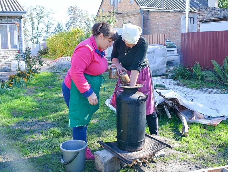 Волонтерки Кагарлика готують різні тушонки