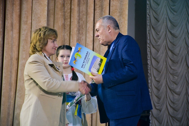 Кагарлицький міський голова вручає нагороди