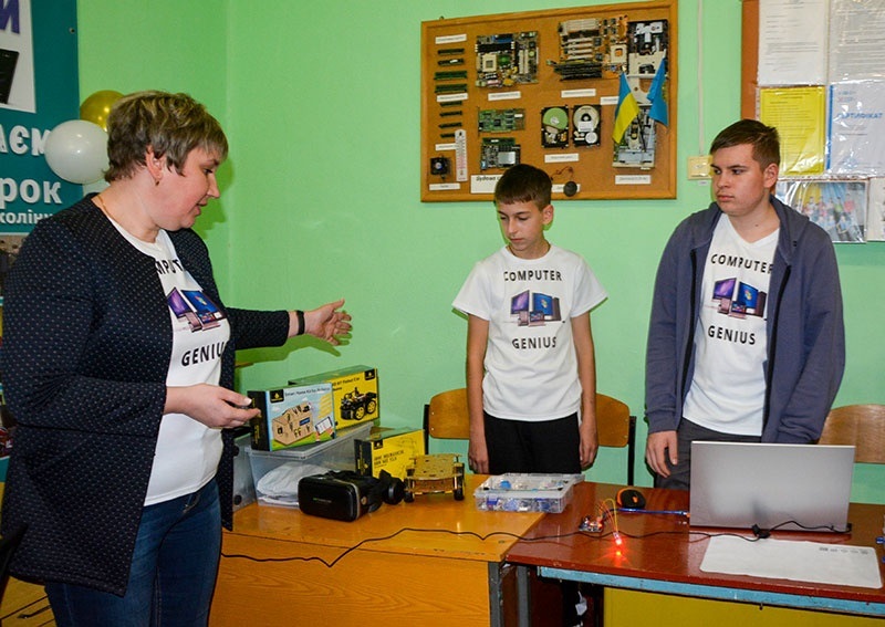 Керівник «Computеr Genius club» Світлана Неграш та її вихованці демонструють гостям  складові SMART-лабораторії 