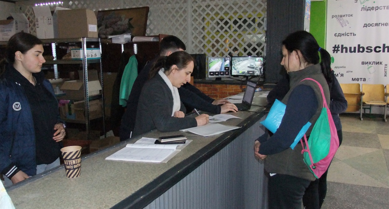 Волонтери СПІВДІЯХАБ видають гуманітарну допомогу внутрішньо переміщеним особам. Травень 2022 р., м.Кагарлик