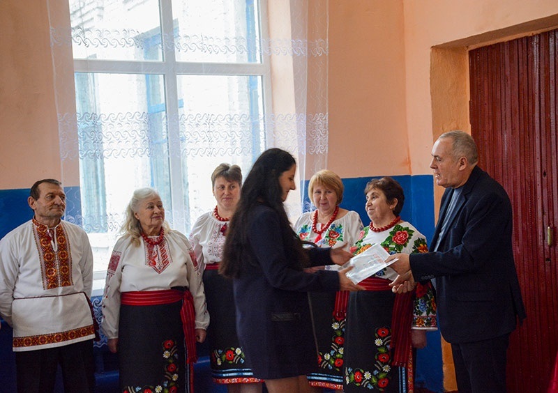 Олександр Панюта вручає сертифікат Альоні Демченко Ліщинка Кагарлицька громада