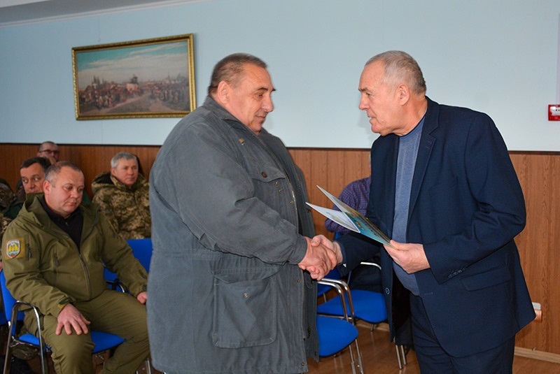 Кагарлицький міський голова вручяає грамоту волонтеру