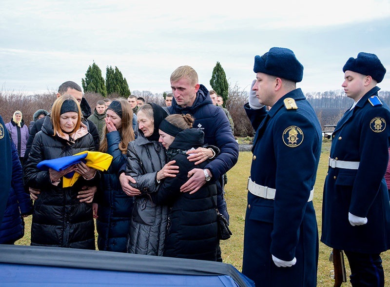 Вручення прапора мамі загиблого Кратюка в Кагарлику