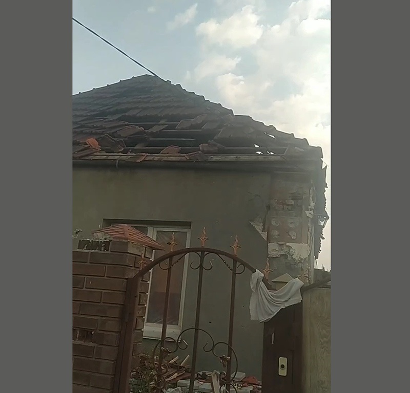 Вибуховою хвилею збило черепицю на даху та пошкодило кут будинку