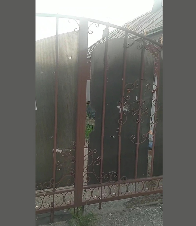 Ворота посікли осколки