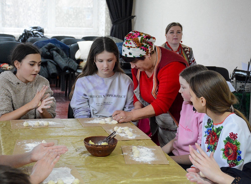 Діти ліплять вареники в Кагарлику