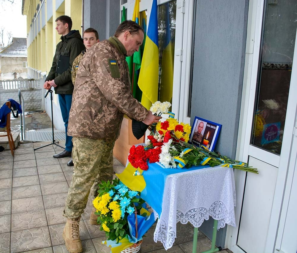 Покладання квітів до меморіальної дошки в Переселенні на Кагарличчині