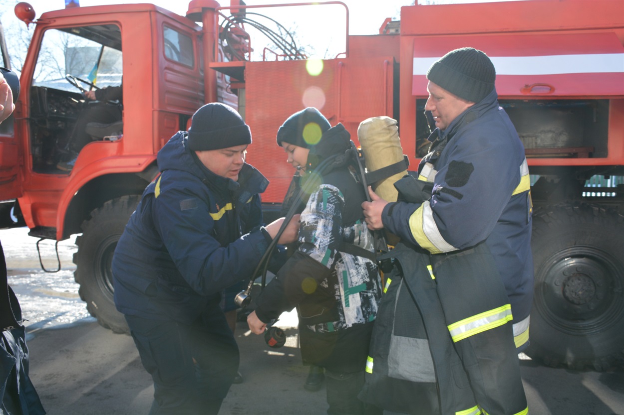Школярі приміряють обмундирування рятівника