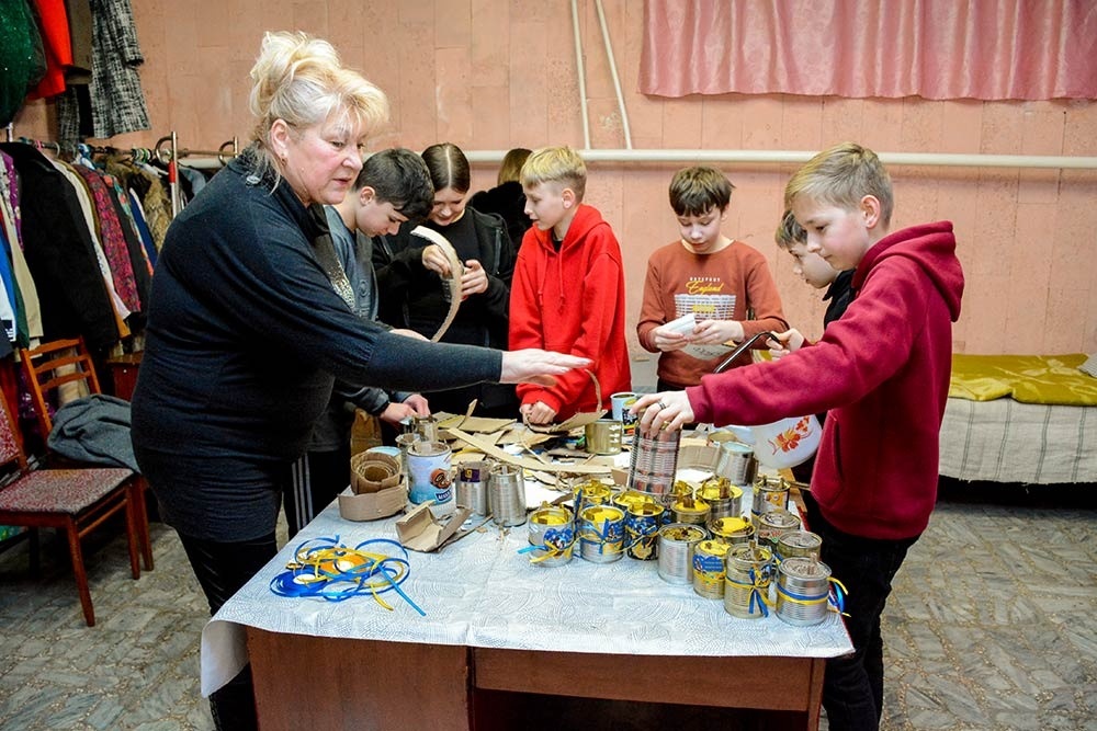 Виготовляють окопні свічки в Кагарлицькому МЦКД під час майстер-класу