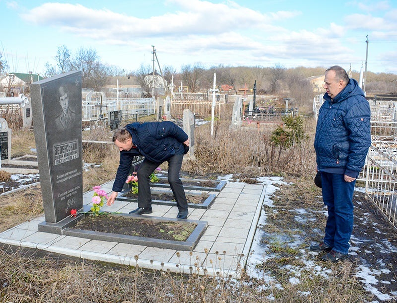 На могилі Віктора Зеленського в Кагарлику