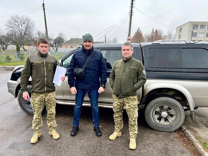 Дан-Фарм Україна передало пікап Кагарлицькому військкомату