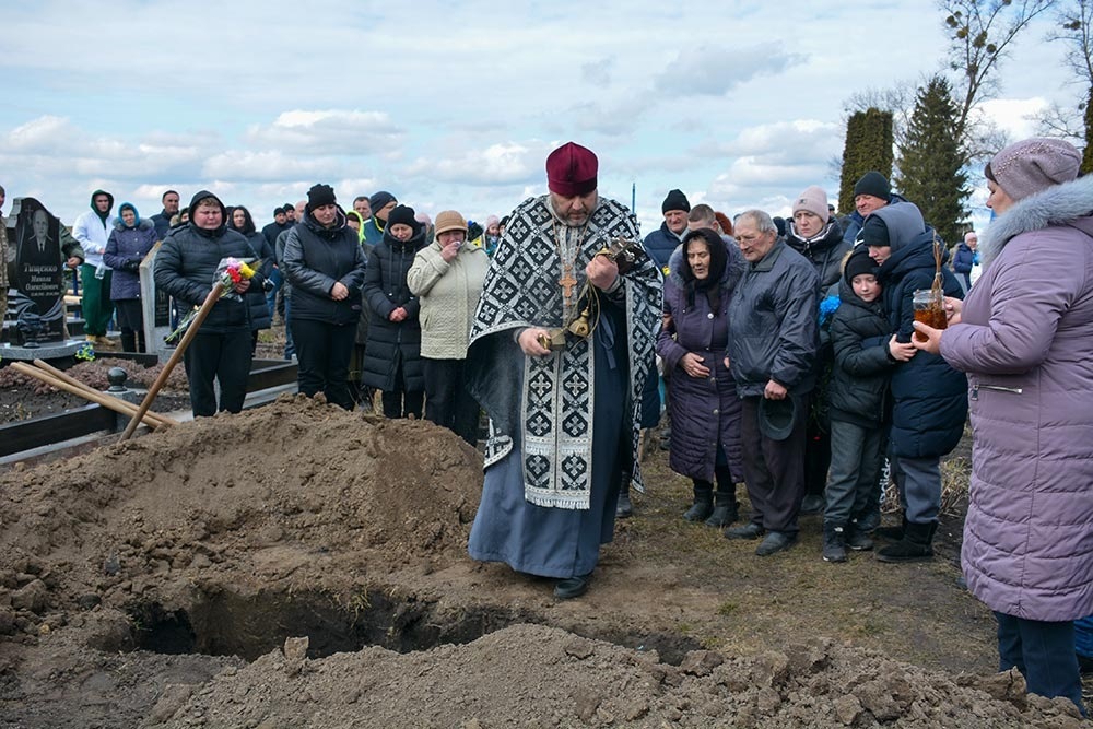 Біля могили загиблого солдата в Шпендівці на Кагарличчині