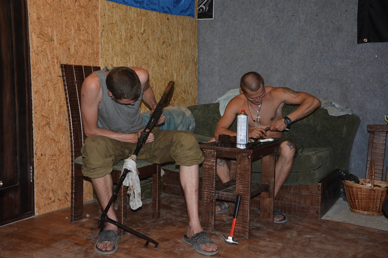 Воїни з Правого Сектора чистять зброю