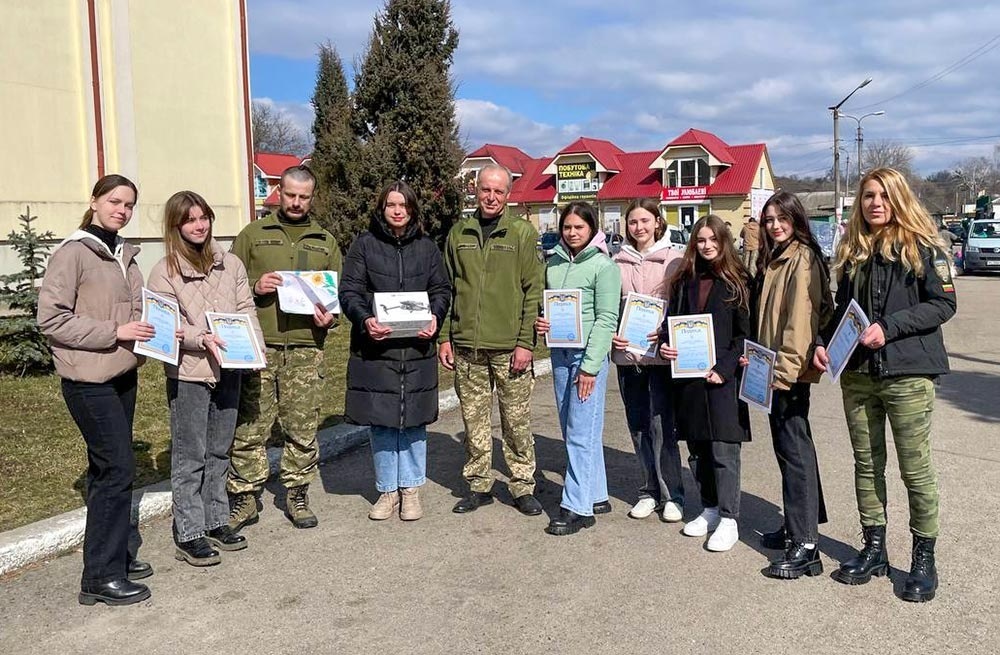 Ржищівські "Крихітки" та представники міжнародної волонтерської організації "Мальви"