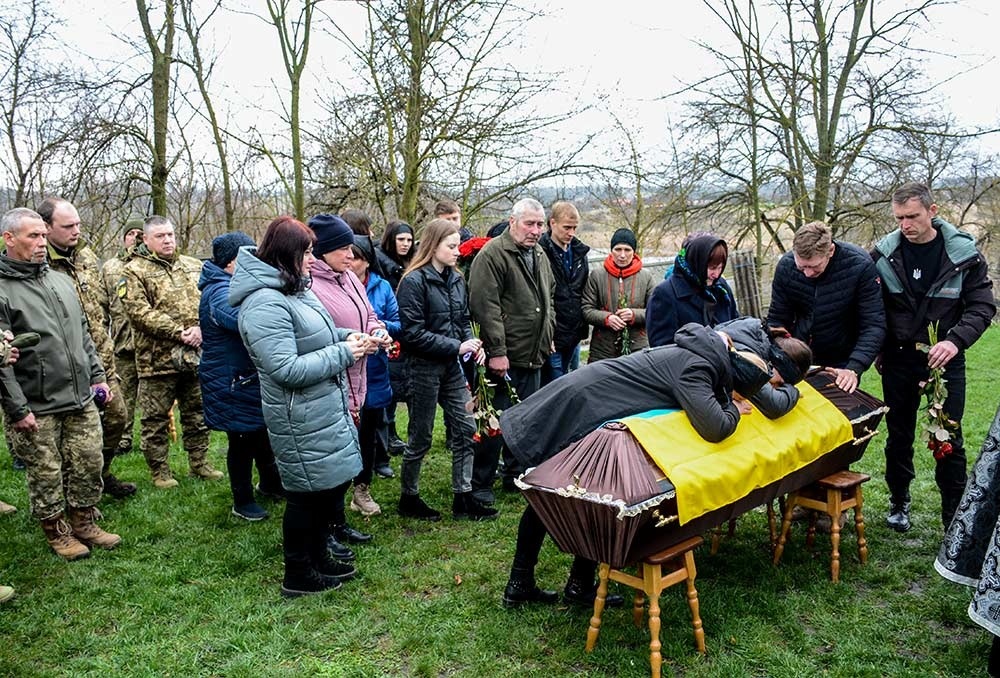 Рідні прощаючться із загиблим Ігорем Кротиком на Кагарличчині вЗеленому яру