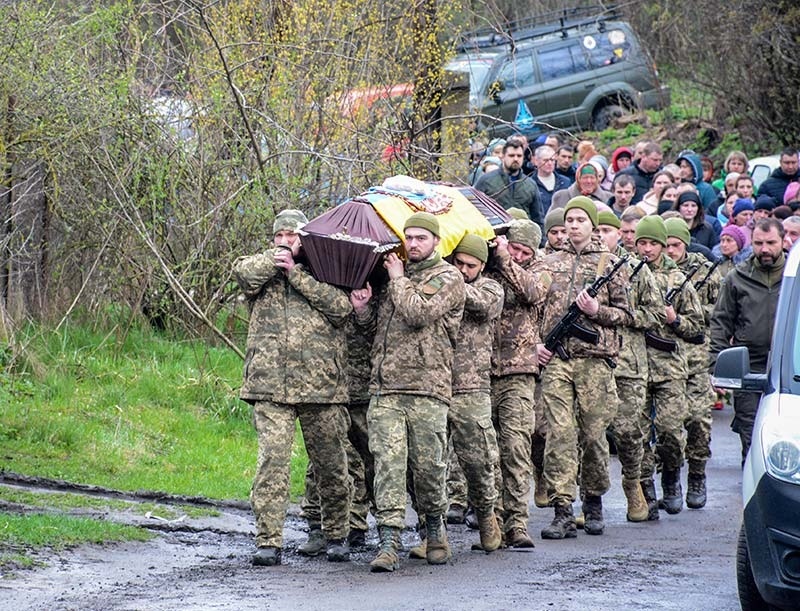 Побратими несуть труну із загиблим Ігорем Кротиком на Кагарличчині в Зеленому Яру