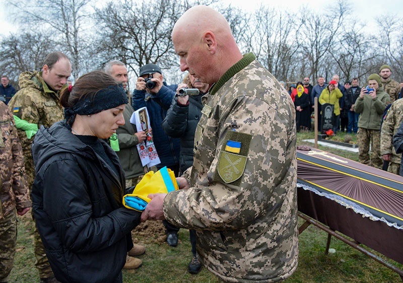 Прапор вручають дружині Ігоря Кротика в Зеленому Яру Кагарличчина