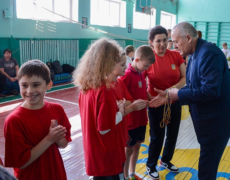 Олександр Панюта вручає нагороди команді Кагарлицького ліцею №3 «Дружба»
