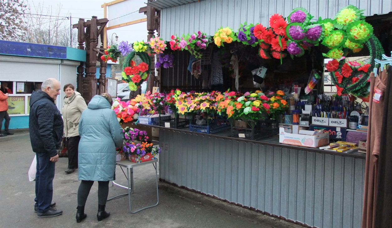 На Кагарлицькому ринку продають квіти
