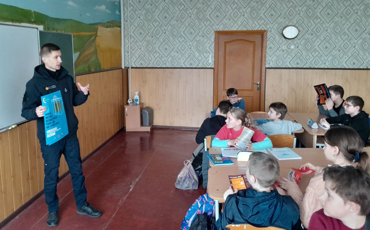 Працівники ДСНС проводять тематичні заняття з мінної безпеки із школярами