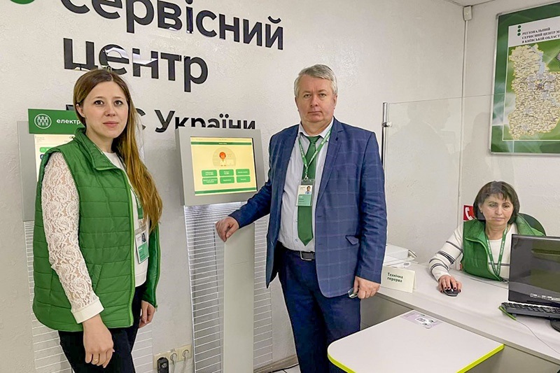 Начальник територіального сервісного центру № 3244 РСЦ ГСЦ МВС в Київській області Ігор Сінченко та адміністраторки Анна Руда  та Валентина Благовірна 