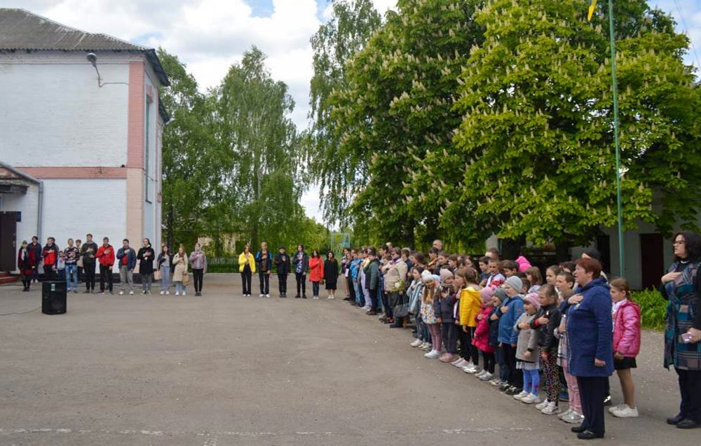 Учасники відкриття меморіальної дошки в Черняхові на Кагарличчині