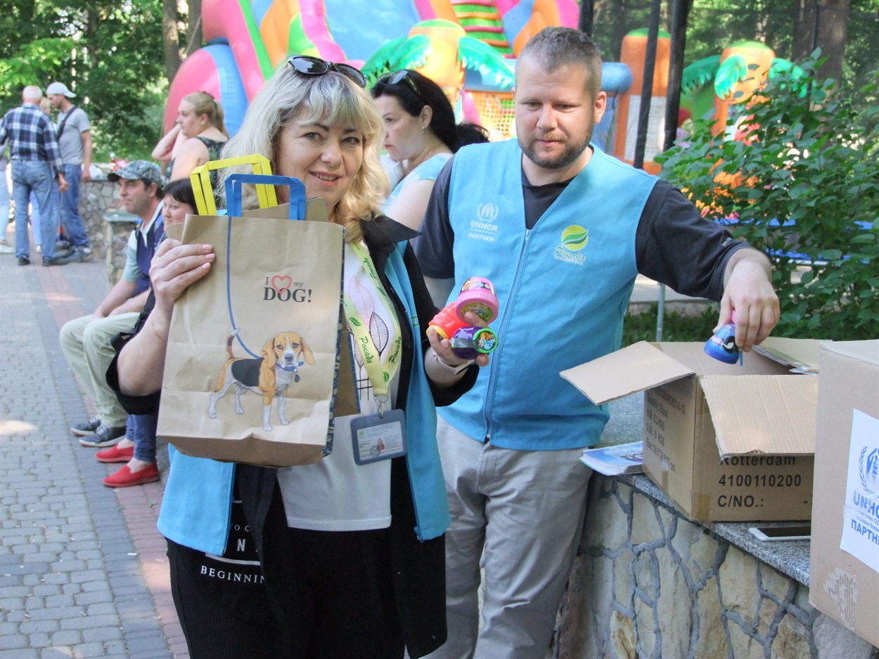 Подарунки дітям від благодійного фонду «Рокада» 