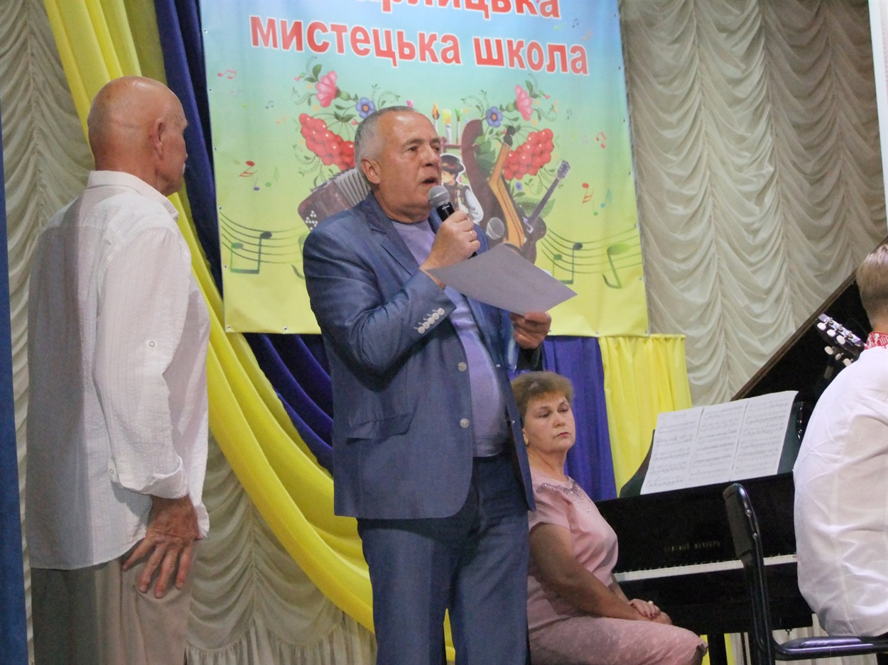 Кагарлицький міський голова Олександр Панюта вручає сертифікат та телевізор для потреб мистецької школи