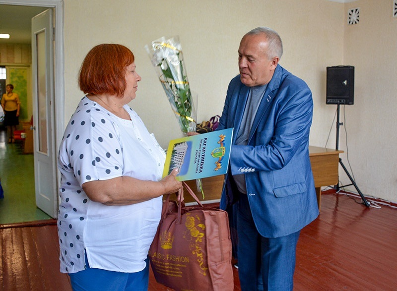 Олександр Панюта вручає Подяку Ніні Голінці